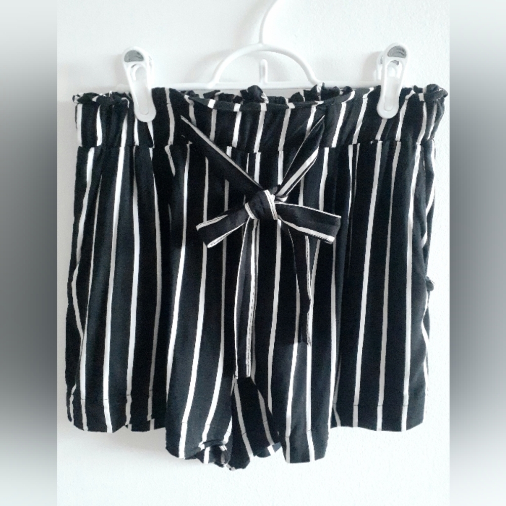 Lightweight Tie-waist Shorts w/Pockets